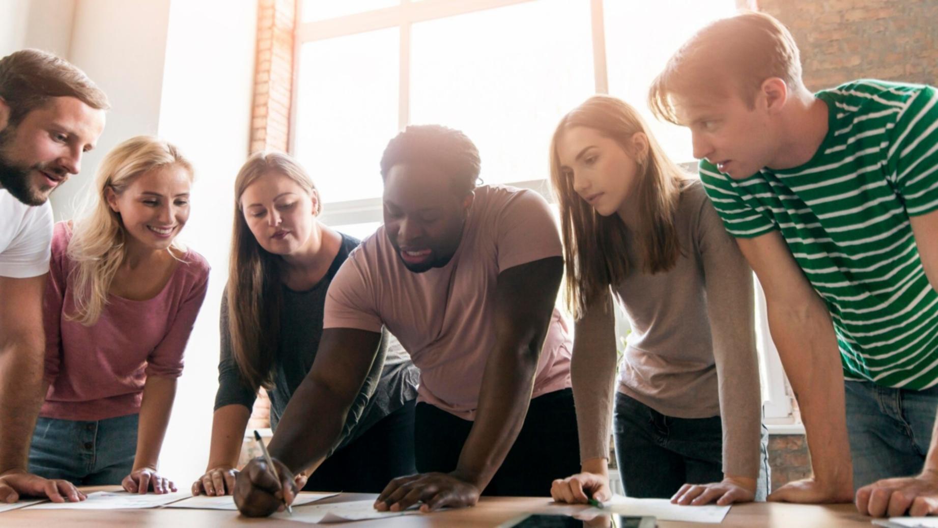 Professionnel présentant des stratégies de vente lors d'une formation interactive
